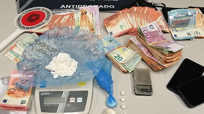 Cocaina e 32mila euro in contanti in casa: pusher arrestati