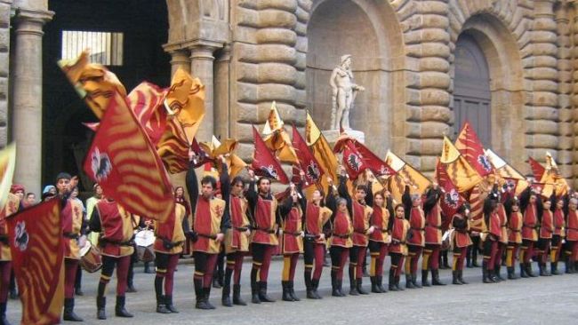 A Marina di Pisa banditi gli sbandieratori di Firenze
