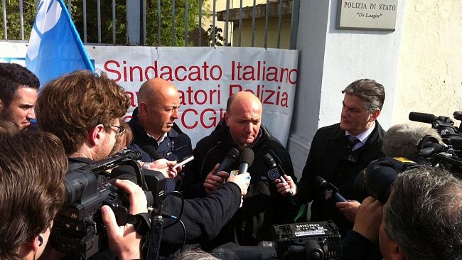 Presidio del sindacato davanti alla Caserma De Laugier a Firenze