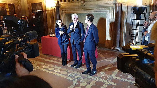 Firenze: le Chiavi della Città a Richard Gere tra polemiche e baci