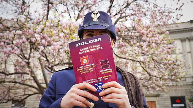 Firenze: Polizia e commercianti insieme contro la violenza sulle donne