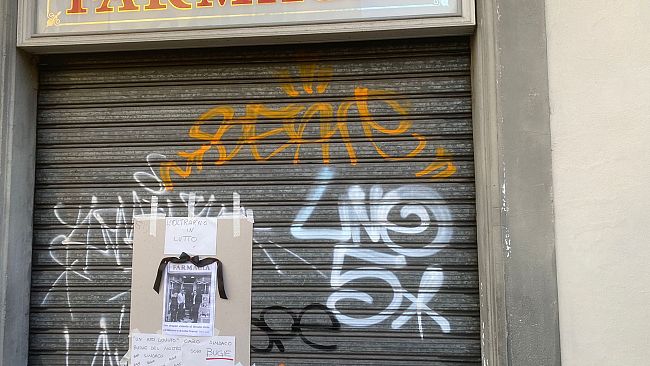 Presidio davanti alla storica Farmacia Pitti: quale futuro?