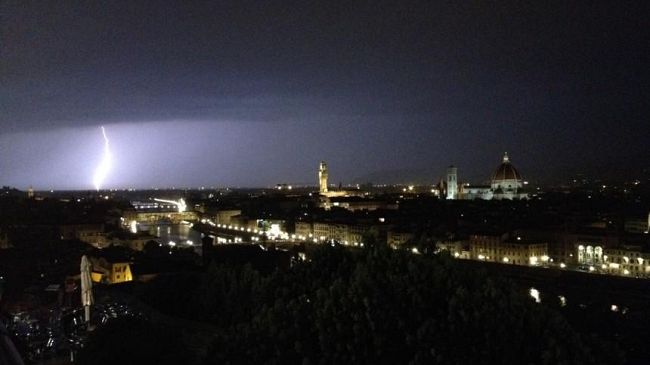 Nubifragio e fulmini su Firenze nei Video