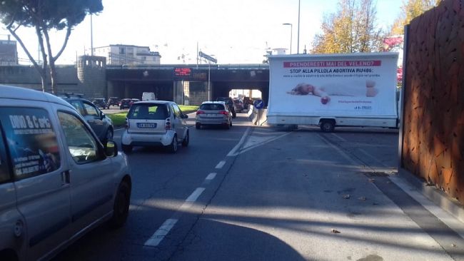 Aborto: la vela fiorentina dei ProVita con lo slogan “Prenderesti mai del veleno?”