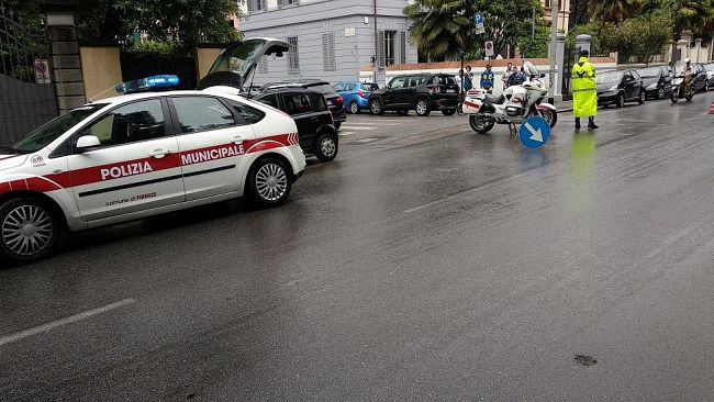 Viali, automobilista senza assicurazione tenta la fuga ferendo un agente