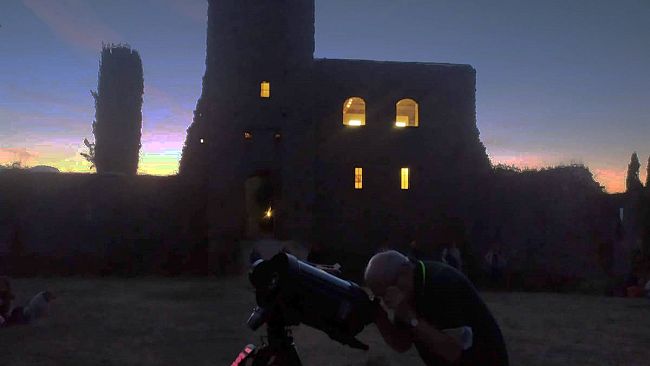 Osservare il cielo autunnale nel paese dei lupi