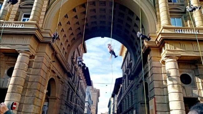 La Befana in piazza Repubblica: spettacolare discesa dall'alto