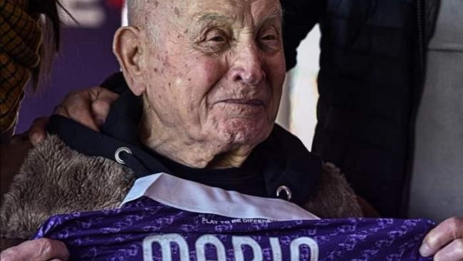 Mario tifoso di 100 anni festeggiato al Viola Park 
