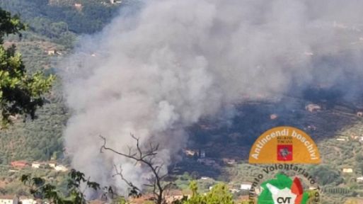 Risolto e in fase di bonifica l’incendio di Massa e Cozzile
