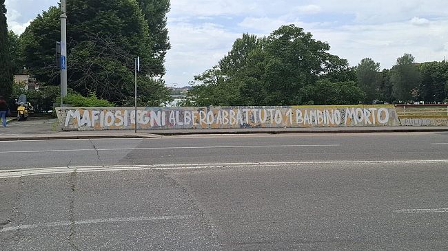 Inquietante scritta apparsa su un ponte di Firenze