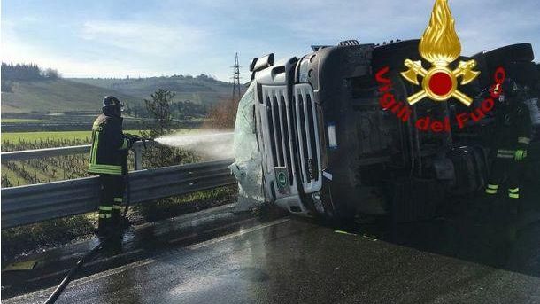 Siena: autocisterna si ribalta sulla SR 429 bis
