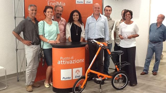 Firma il contratto con Enel e vince una bicicletta