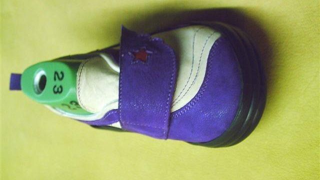 Presentata la scarpa per bambini ‘allungabile’ che contiene tre numeri