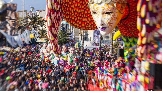Viareggio: balli e sfilate in strada tra musica, maschere e coriandoli