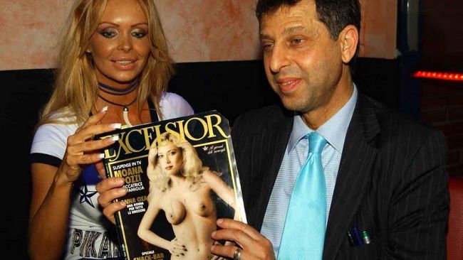 Ultimo saluto a Schicchi: al Sexy Disco minuto di silenzio, ragazze col lutto