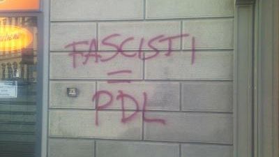 Scritte sulle vetrine e sui muri della sede Pdl a Firenze