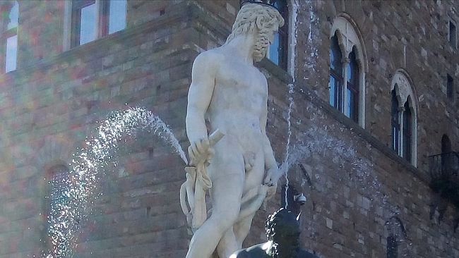 Suona l'allarme del Biancone: nella vasca quattro spagnole ubriache