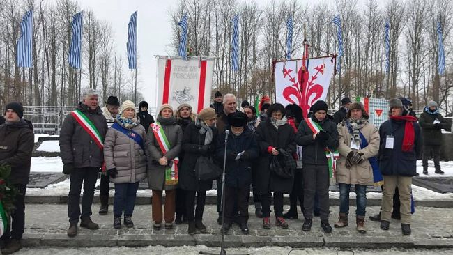 Treno della Memoria: ad Auschwitz gli studenti toscani depongono una corona in memoria delle vittime
