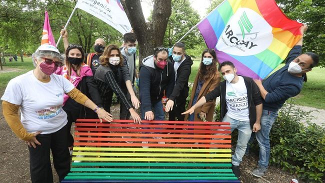 Bandiere e panchine arcobaleno a Firenze ed Empoli