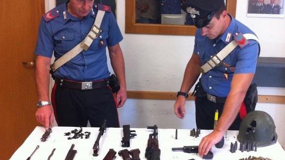 Armati di Kalashnikov si allenano all'aperto