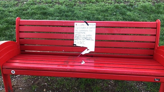 Firenze: la panchina rossa rubata riportata nella notte con biglietto di scuse
