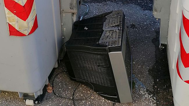 Abbandona tv ai cassonetti, pagherà multa da 250 euro