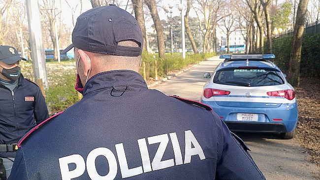 Poliziotto libero dal servizio sorprende il ladro in casa
