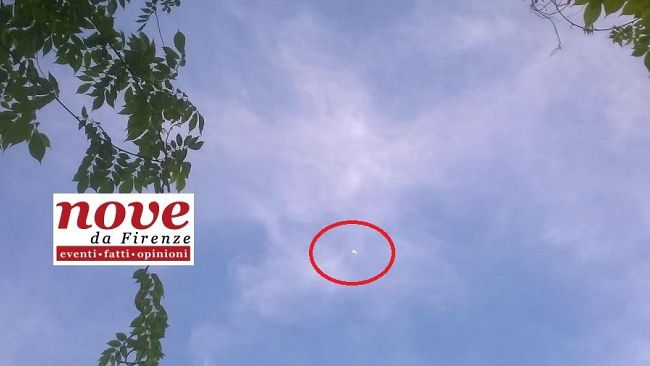 Firenze con il naso all'insù: Ufo o palloncini?