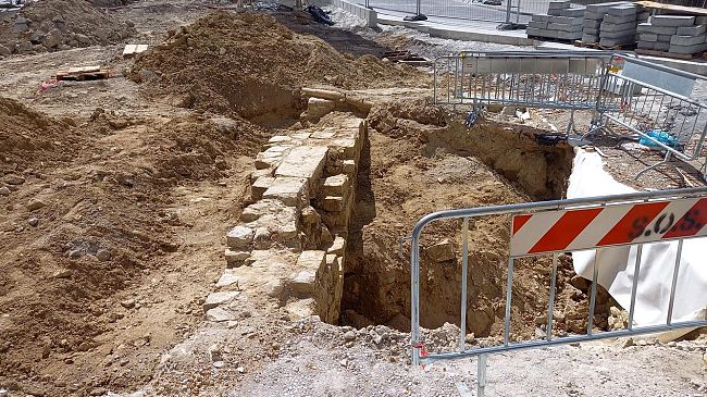 Ritardo in piazza Goldoni: trovate mura e case medievali