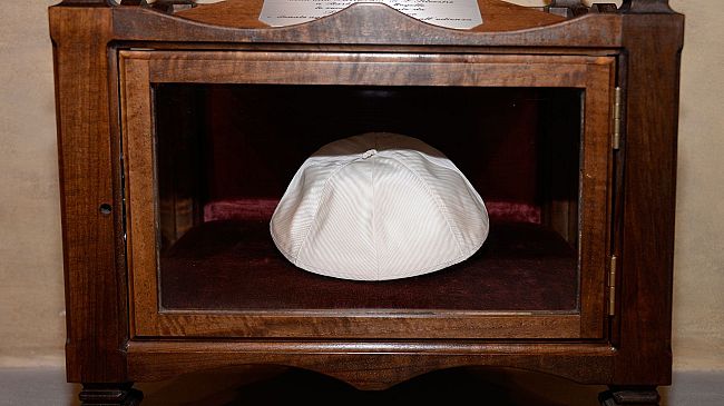 Lo Zucchetto donato dal Papa consegnato al Parroco di Barberino