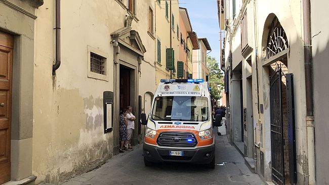 Due ragazze sentono odore acre e bruciore alla gola: evacuata la biblioteca di Empoli
