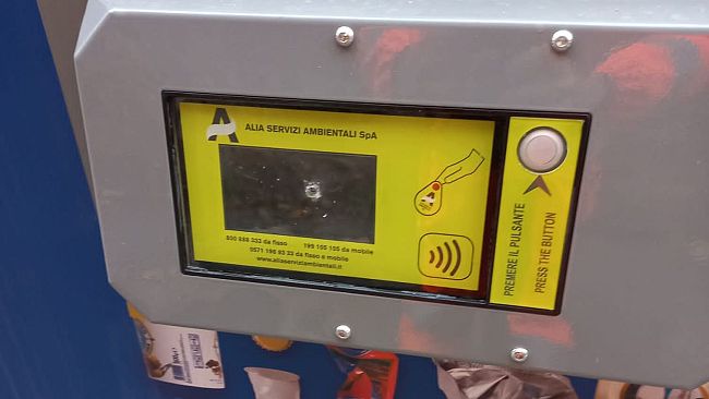 Vandali seriali in zona Vieusseux: guerra ai nuovi cassonetti digitali
