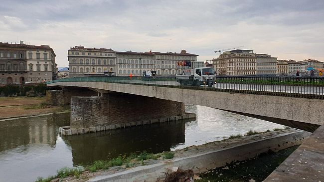 Il Ponte Vespucci riapre dopo un anno ma i lavori non sono ancora finiti