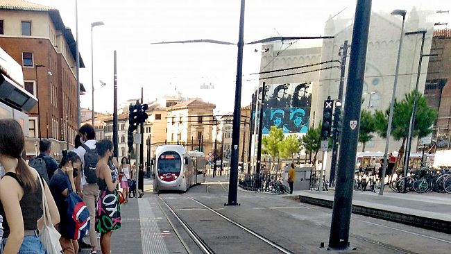 Troppa coda e lui con il van passa sui binari della tramvia 