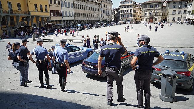 Poliziotto ferito alla gamba arresta pusher alle Cascine