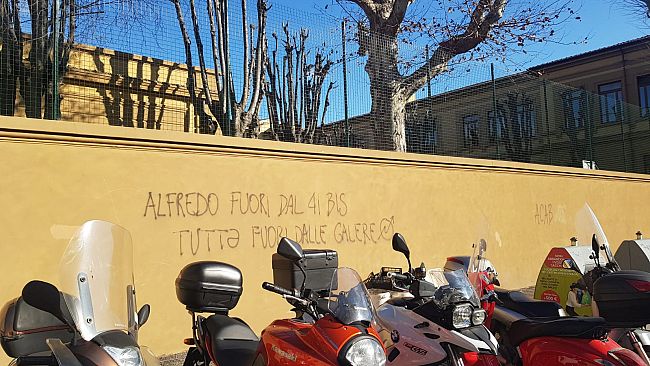 Scritte sui muri delle scuole fiorentine: Alfredo libero!