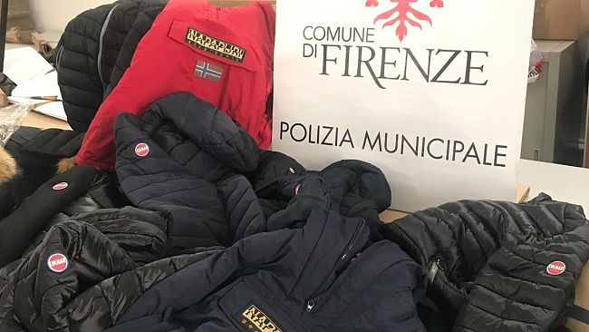 Mercato delle Cascine: la Polizia Municipale trova giubbotti contraffatti