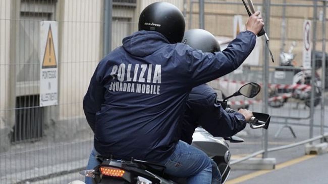 Poliziotto libero dal servizio arresta un 26enne per furto