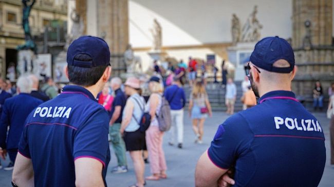Negoziante del centro storico sventa un borseggio a un anziano turista