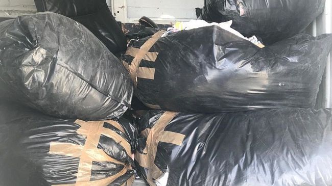 Rifiuti abbandonati, segnalazioni e videocamere: rischio del carcere per un sacco nero