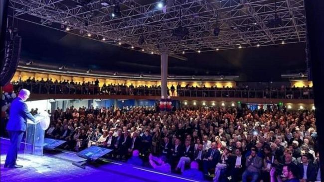 Il centrodestra ci crede tanto, teatro pieno per Schmidt