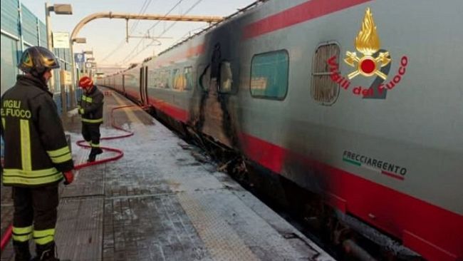 Treno di lunga percorrenza e alta velocità fermo a Lastra a Signa