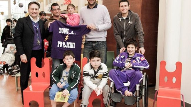 Luca Toni e Manuel Pasqual ieri in visita ai bambini del Meyer