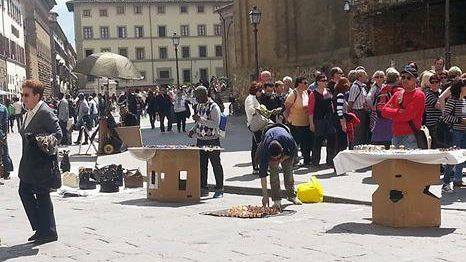 Abusivi, 2000 articoli sequestrati nel centro storico