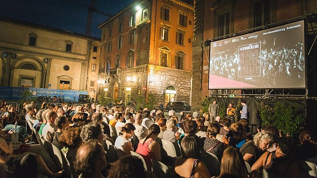 “Apriti Cinema!”. Un mese di proiezioni in Piazza SS Annunziata.