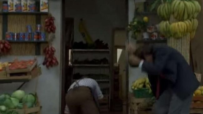 Il trucco delle banane, in realtà cercano borse e portafogli