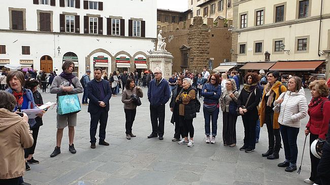 Tutti insieme a piedi a San Lorenzo: la “camminata di quartiere” per osservare la vita nel rione
