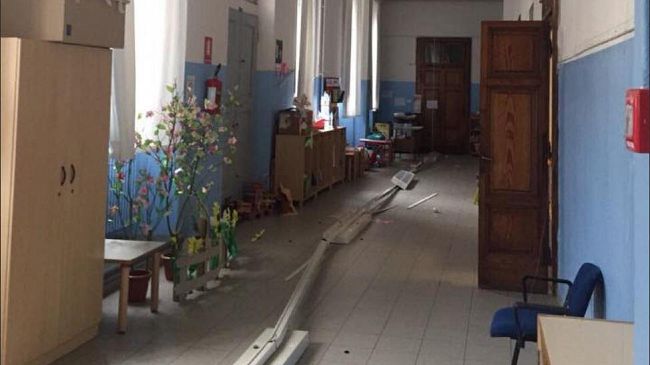 Scuola Giotto, crollano le lampade dal soffitto