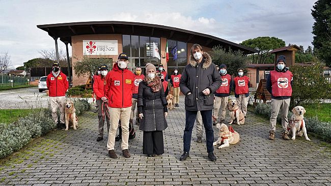 Portano a spasso i cani dei padroni in quarantena, Firenze li ringrazia