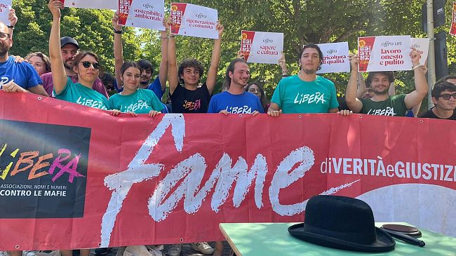 Flash mob di Libera contro la svendita dei beni confiscati